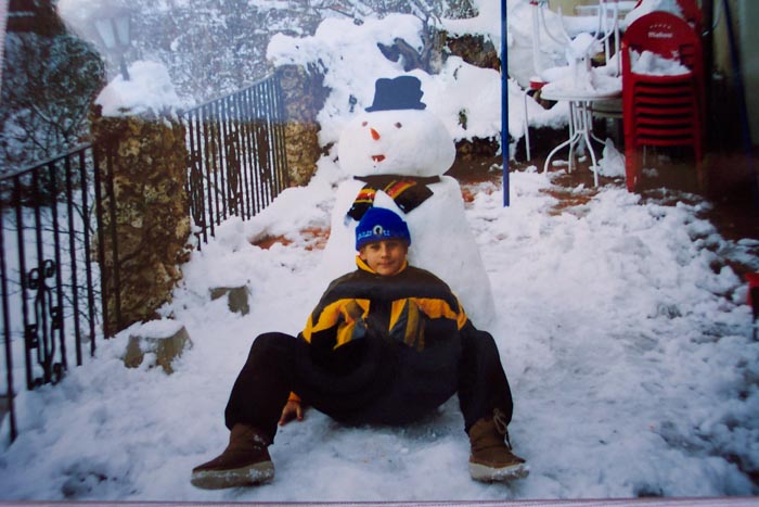 Abel en la terraza del Hotel Esmeralda construyendo el mu&ntilde;eco de nieve