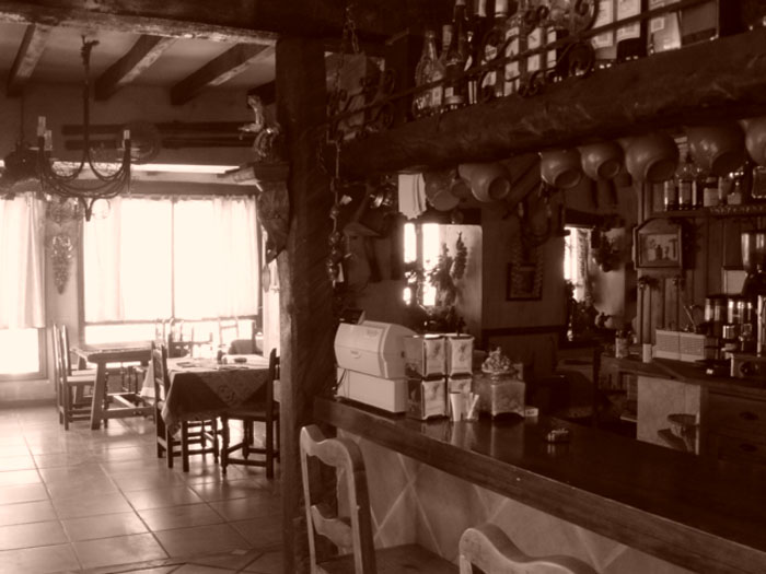 en el fondo se puede observar la terraza del hotel