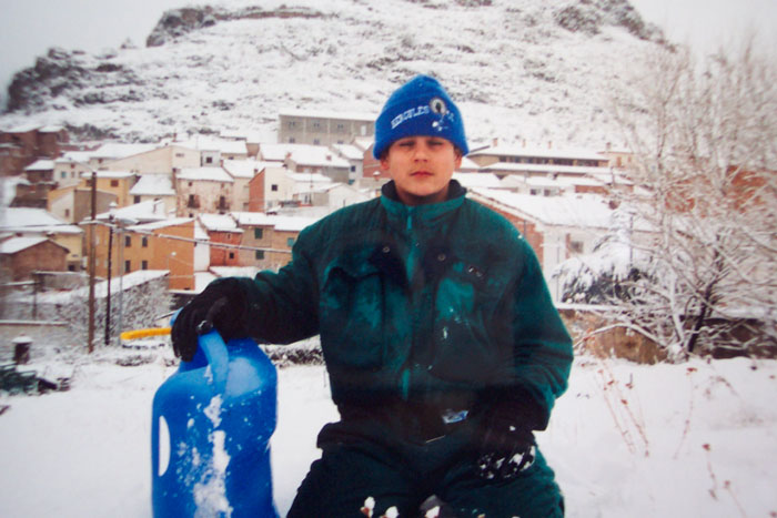 Abel disfrutando del trineo y de la nieve en las cercan&iacute;as del hotel
