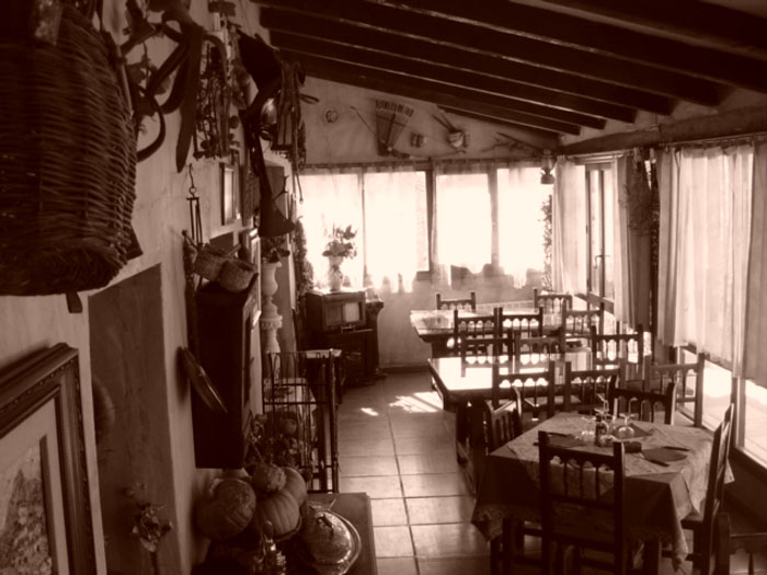 Foto del comedor terraza, mesas de trillos