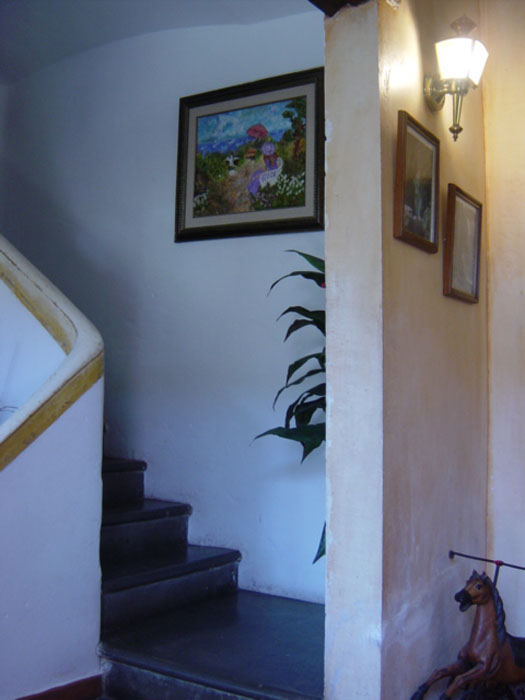 escalera para subir a su habitación