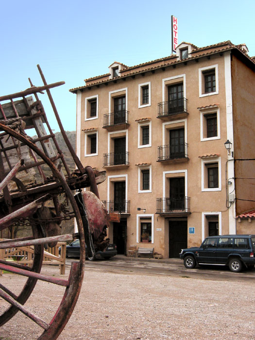 Fachada hotel donde se puede apreciar el parking