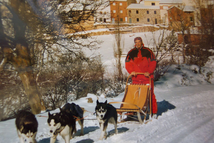Horacio dando un paseo con sus perros n&oacute;rdicos